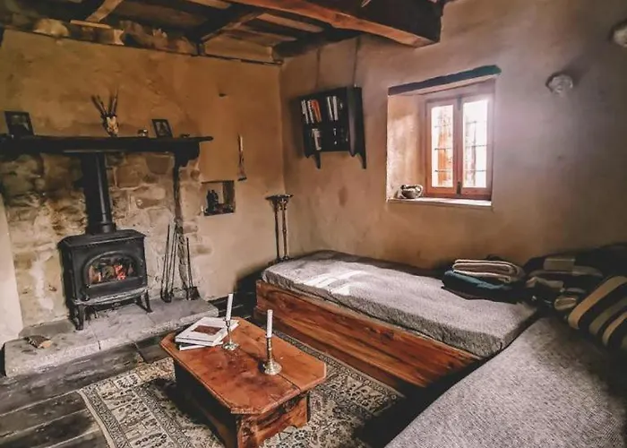 Tower House Gombola Dağ evi *